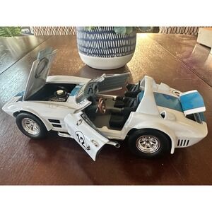 1964 Chevrolet CORVETTE "GRAND SPORT" #12 Road Signature 1:18 Scale Diecast